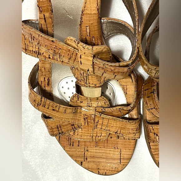 Sofft Women's Tan 2.5 inch High Heeled Shiny Cork Upper Sandals Size 8.5 - Picture 13 of 16